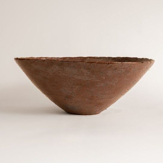 Cratere a parabola. Un'opera in ceramica a cura di Maurizio Gualdi. Realizzata con la tecnica del tornio. Lo smalto è ricavato da rocce vulcaniche dell'isola di Lipari.