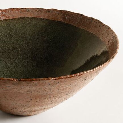 Cratere a parabola. Un'opera in ceramica a cura di Maurizio Gualdi. Realizzata con la tecnica del tornio. Lo smalto è ricavato da rocce vulcaniche dell'isola di Lipari.