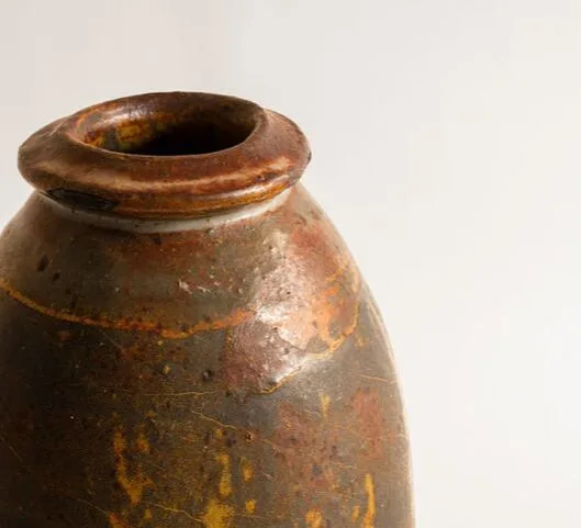 Bottiglia di Katherine, un manufatto in ceramica realizzato dal ceramista Maurizio Gualdi, anche noto come Cono9. L'opera è realizzata al tornio e ha una doppia smaltatura: la prima con smalto tenmoku e la seconda shino. Cottura cono 10.