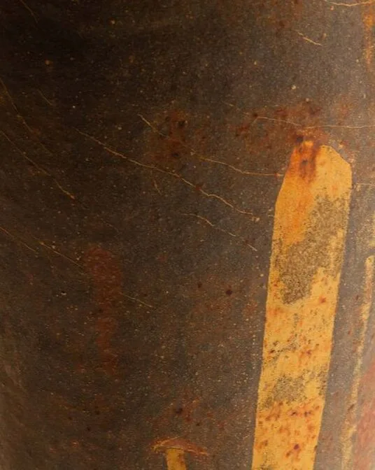 Dettaglio di un'opera ceramica di Maurizio Gualdi, anche conosciuto come con 9. Il ceramista è conosciuto all'interno del territorio laziale e non solo, avendo avuto modo di collaborare con altri artigiani in tutta Italia. 